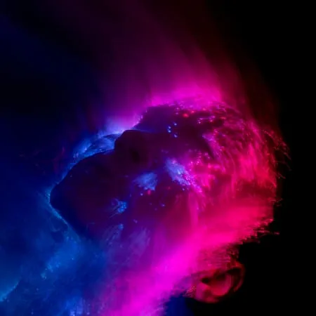 Helligbunte abstrakte Lichtmuster um ein Gesicht.