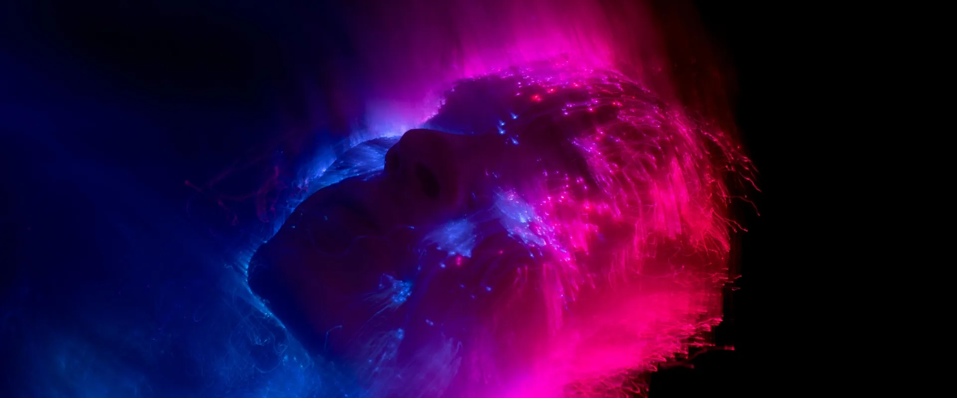 Eine künstlerische Darstellung eines Gesichts in lebhaften Farben von Blau und Pink.