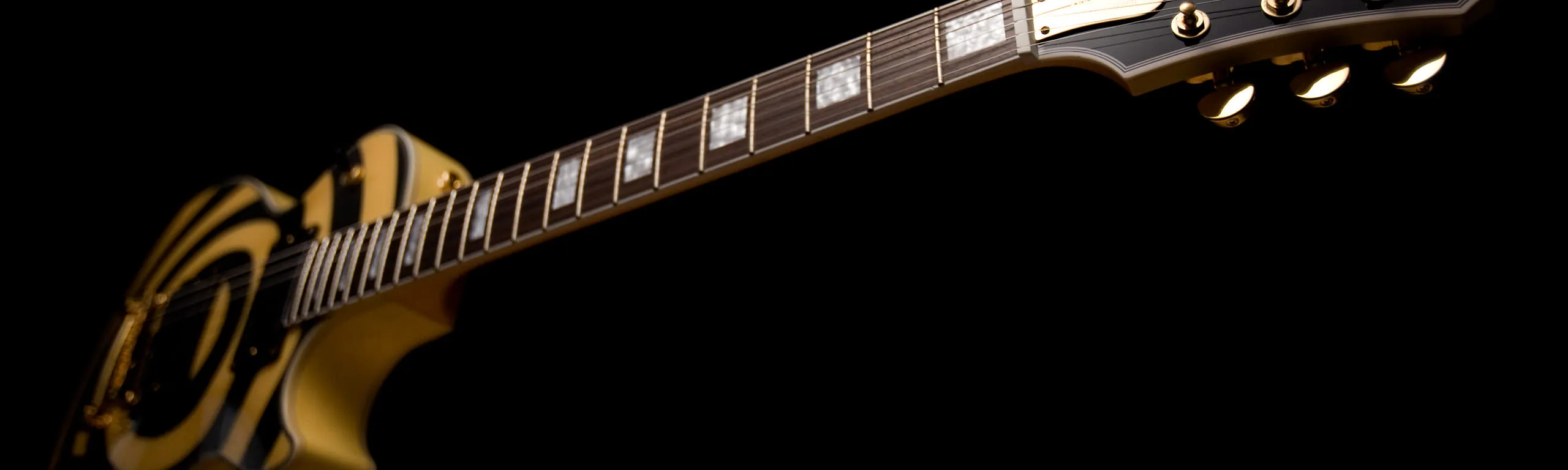 Nahaufnahme einer Gitarre mit schwarz-gelben Streifen